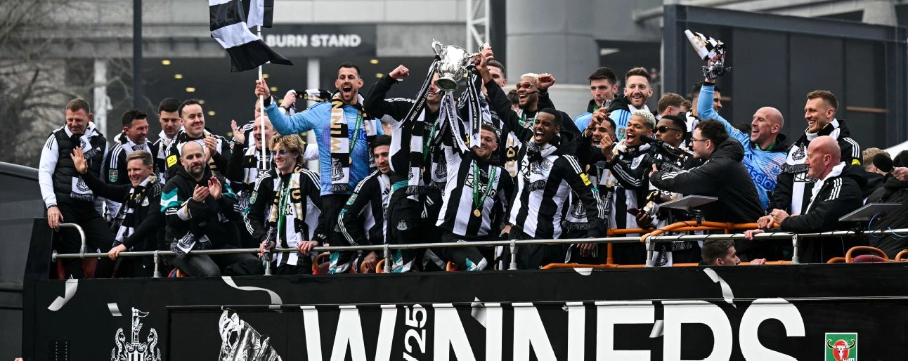 Các cầu thủ Newcastle United ăn mừng danh hiệu League Cup trên xe bus