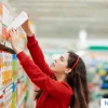 Bà bầu có nên với tay? Giải đáp thắc mắc và những điều cần tránh