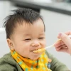 Bắt đầu cho bé ăn dặm như thế nào? Hướng dẫn chi tiết từ A-Z năm 2026