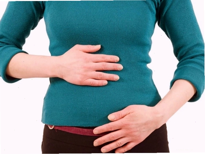 Ăn khế có tốt không? Những ai không nên ăn khế? Hình ảnh minh họa một quả khế xanh và chín