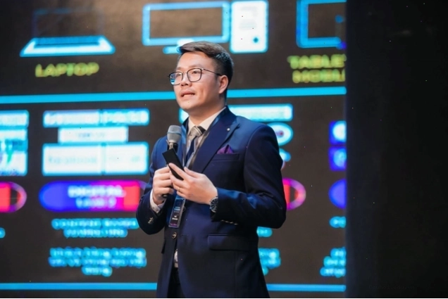 Andy Vũ trong một buổi chia sẻ về xây dựng thương hiệu