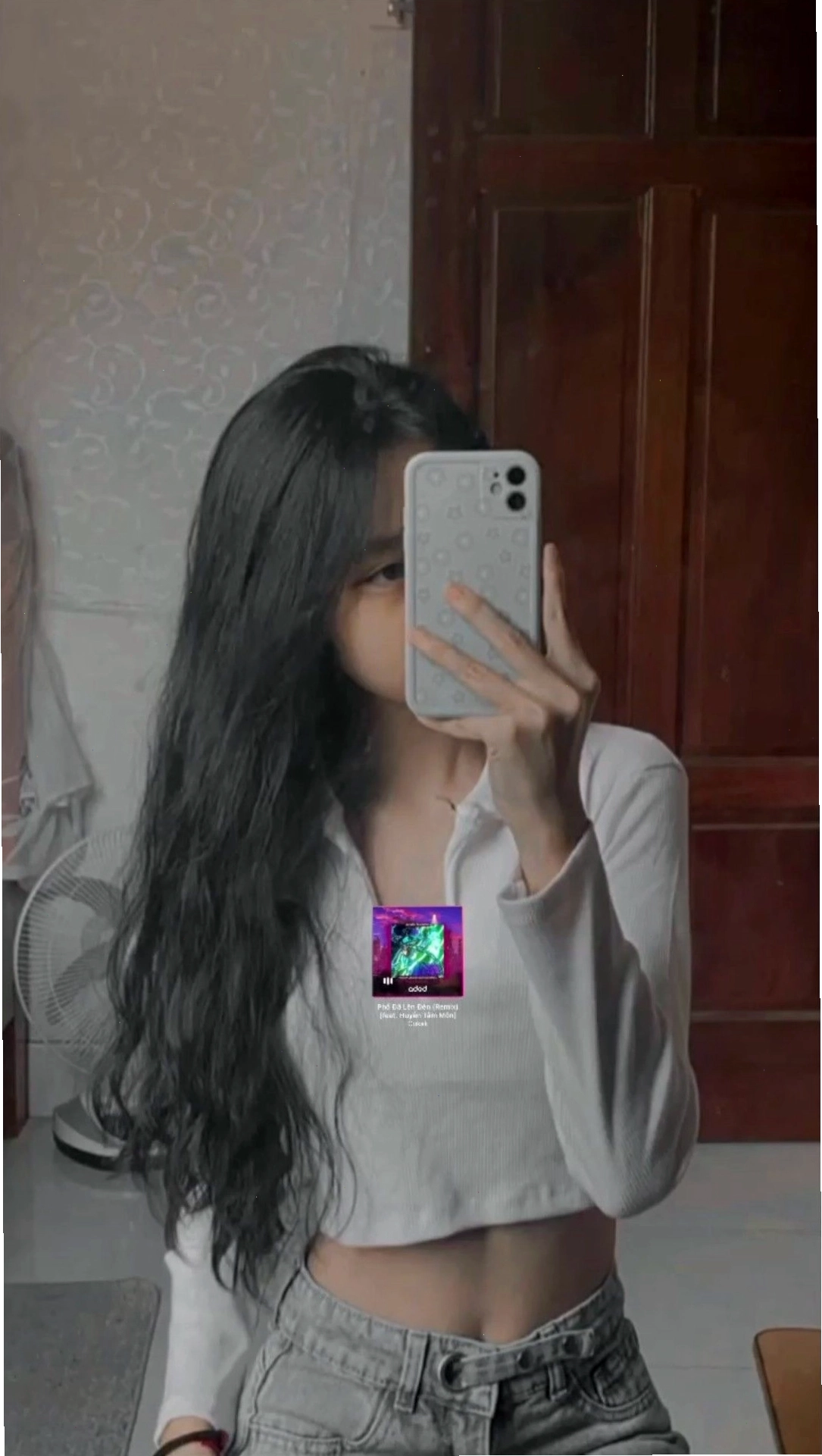 Ảnh cô gái che mặt bằng tóc, chụp trước gương tạo hiệu ứng chiều sâu