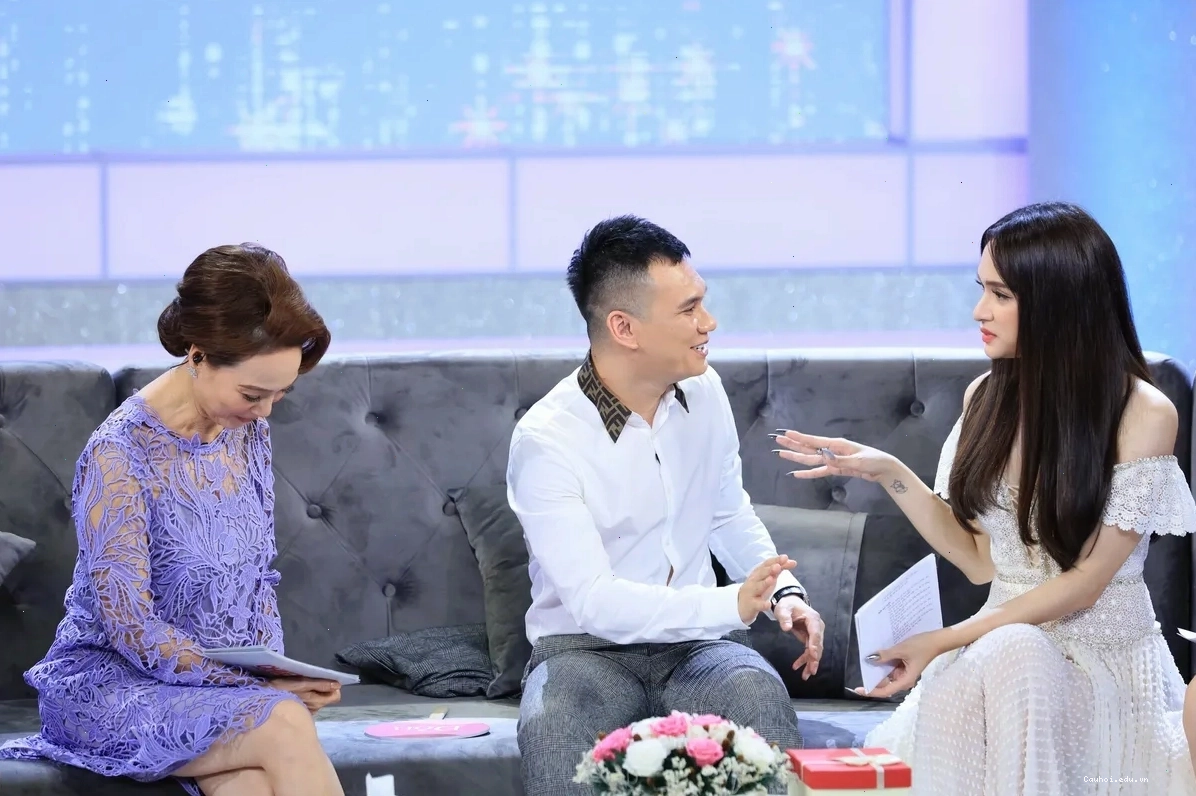 Anh trai Khắc Việt bảo vệ em gái