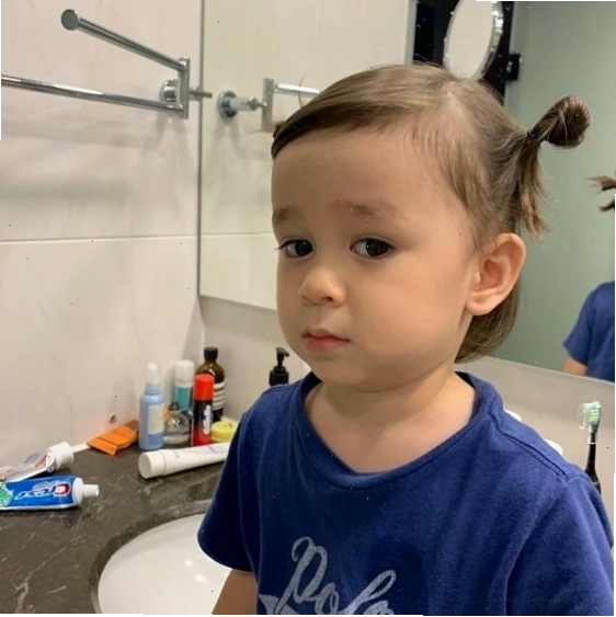 Avatar em bé cute với ánh mắt đánh giá