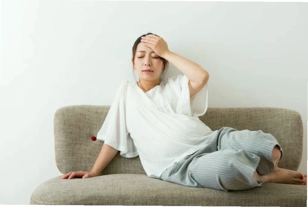 Bà bầu cẩn trọng khi thực hiện các động tác vươn người hoặc nhón chân