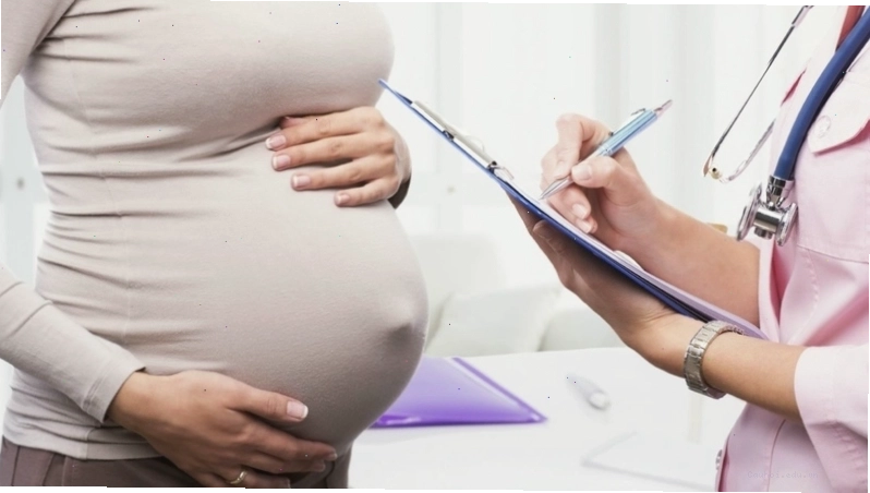 Bà bầu được người nhà hỗ trợ di chuyển