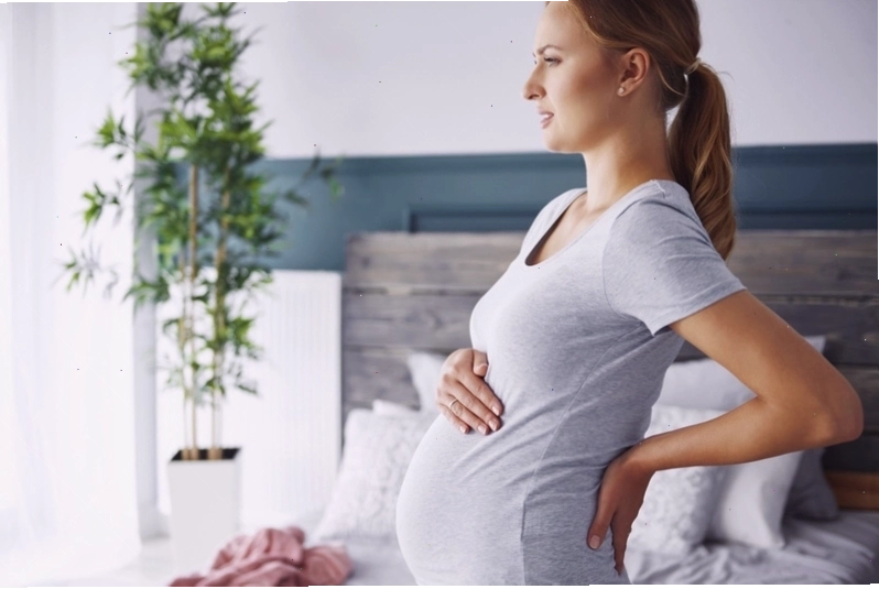 Bà bầu nên giữ tư thế thoải mái và tránh các động tác có hại