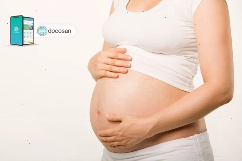 Bác sĩ đang khám và tư vấn cho bệnh nhân nữ