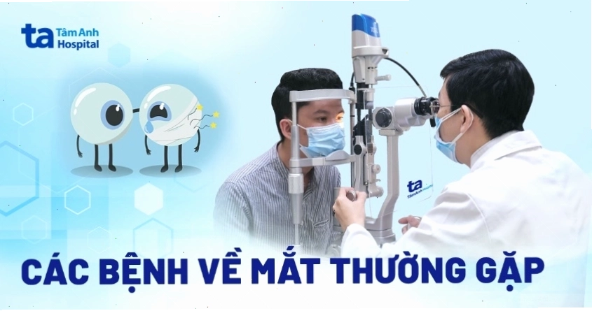 Bác sĩ đang thăm khám cho bệnh nhân về các vấn đề về mắt