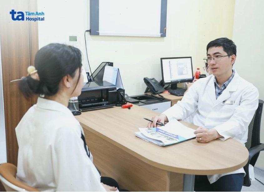Bác sĩ đang thăm khám và tư vấn cho bệnh nhân về các vấn đề sức khỏe