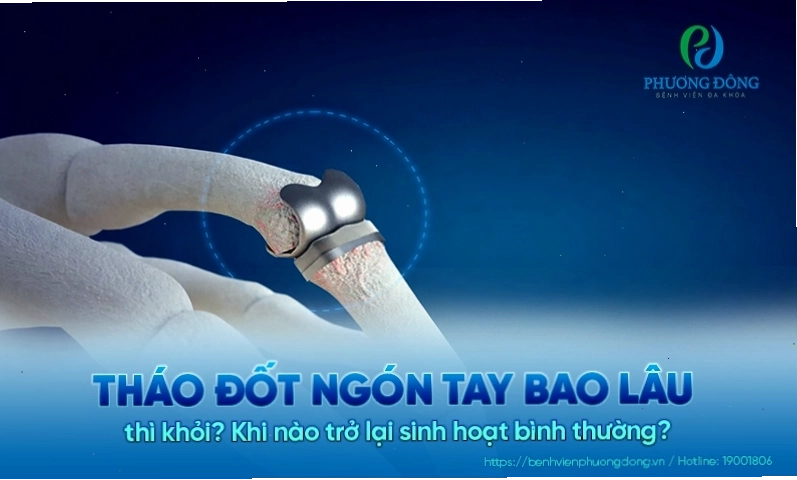 Bác sĩ đang tiến hành thăm khám lâm sàng