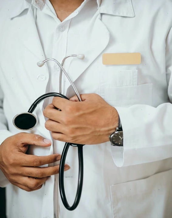 Bác sĩ nha khoa đang thăm khám cho bệnh nhân