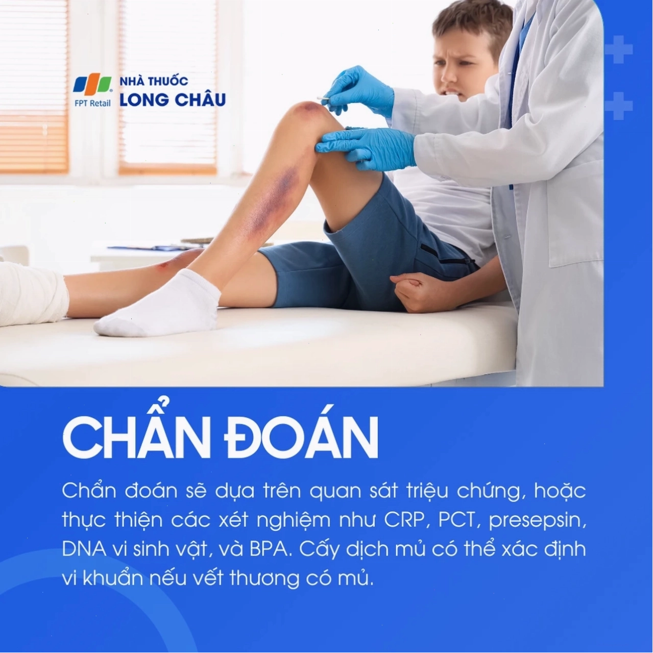 Bác sĩ thăm khám vết thương nhiễm trùng