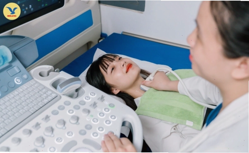 Bác sĩ thực hiện siêu âm tuyến giáp để phát hiện khối u
