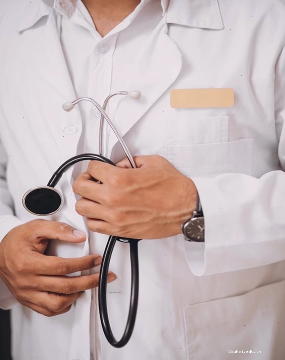 Bác sĩ tư vấn cho bệnh nhân về tình trạng tê chân