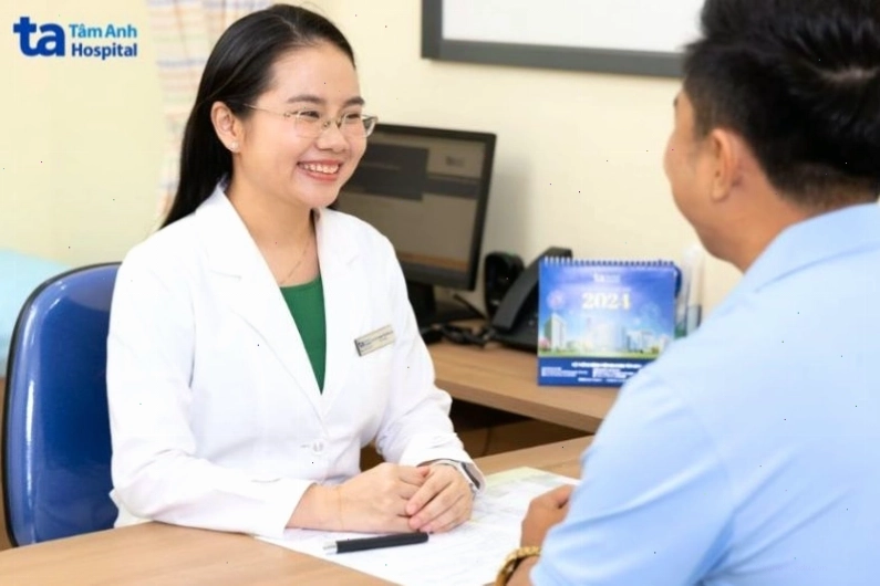 Bác sĩ tư vấn cho khách hàng về tình trạng môi thâm