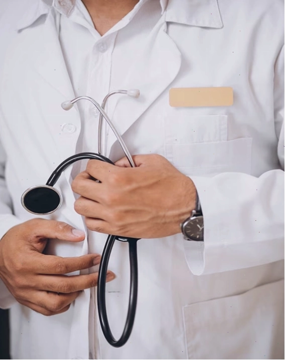 Bác sĩ tư vấn cho người hiến máu