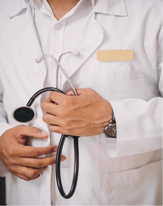 Bác sĩ tư vấn và lựa chọn dịch vụ điều trị mụn viêm phù hợp