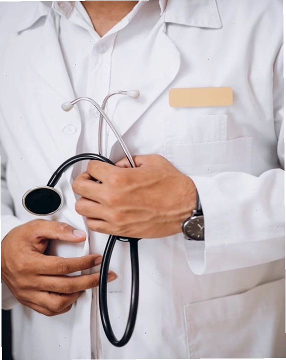 Bác sĩ tư vấn và lựa chọn phương pháp điều trị trĩ phù hợp