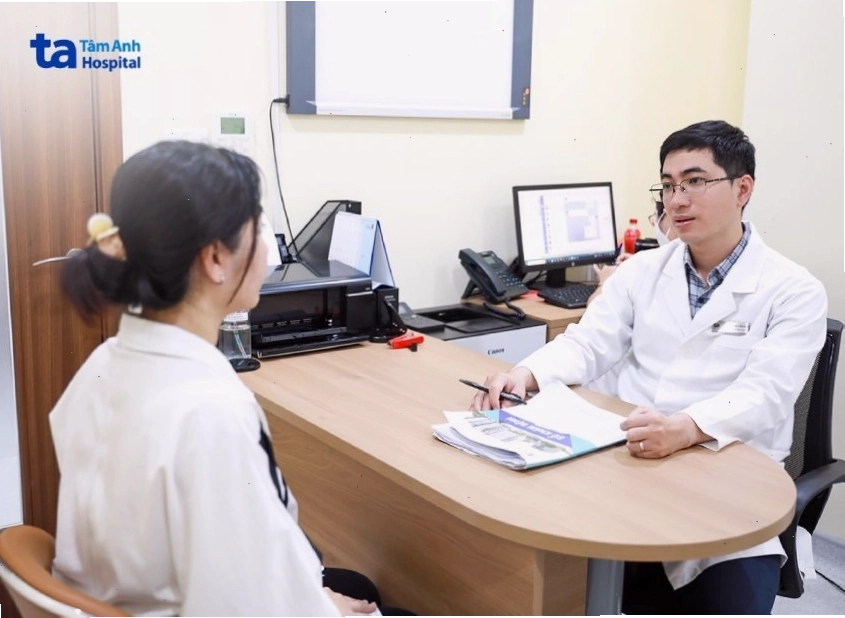 Bác sĩ tư vấn và thăm khám cho bệnh nhân bị chảy máu mũi