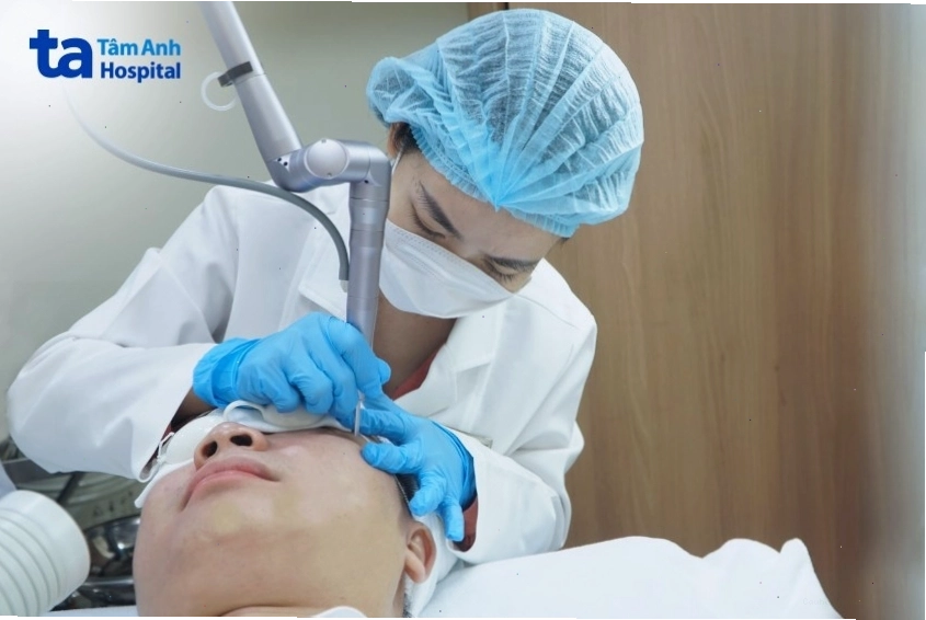 Bác sĩ tư vấn về các phương pháp trị liệu cho vùng mắt