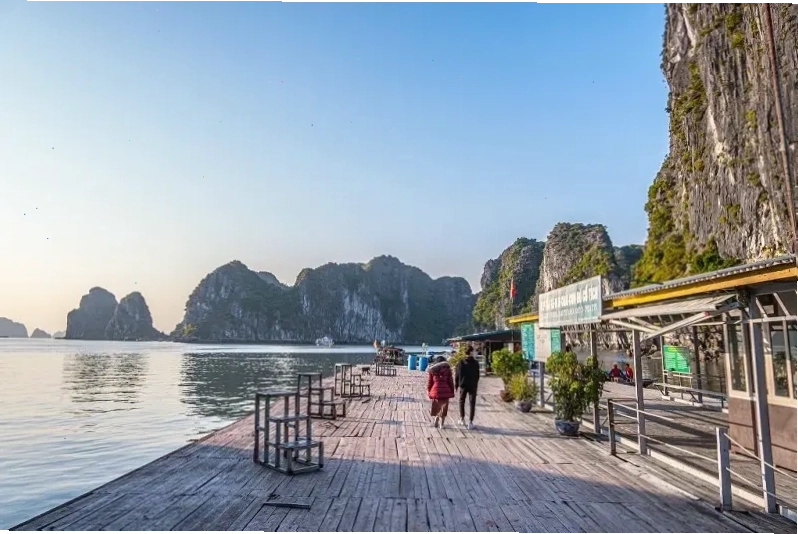 Bãi biển Tuần Châu trong xanh và nắng vàng rực rỡ