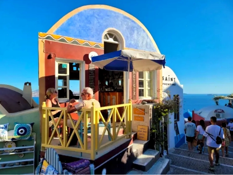 Bàn ăn với các món đặc sản Santorini