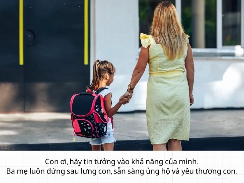 Bé gái rạng rỡ trong bộ đồng phục ngày đầu tiên vào lớp 1