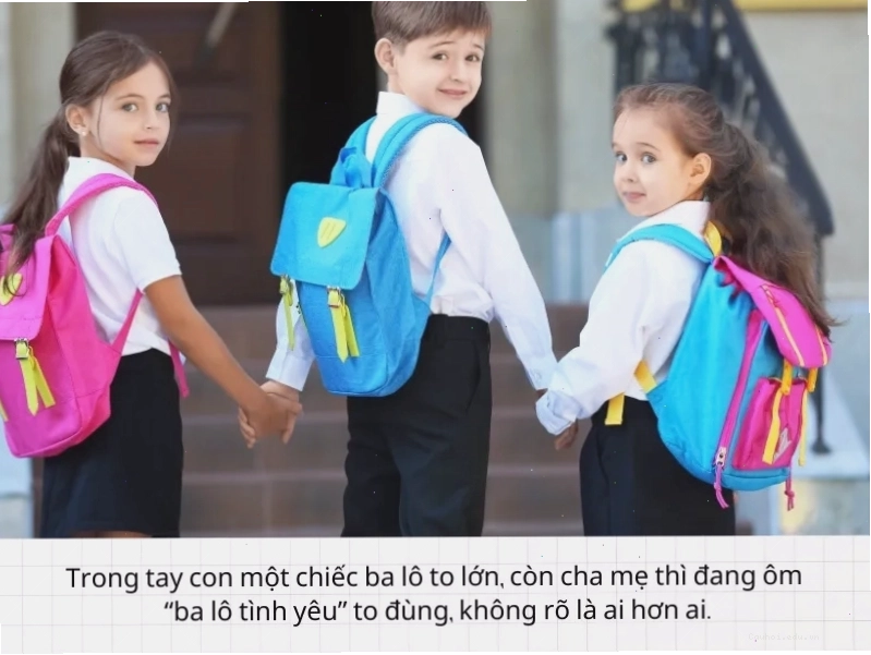 Bé trai tự tin bước vào lớp học ngày đầu tiên