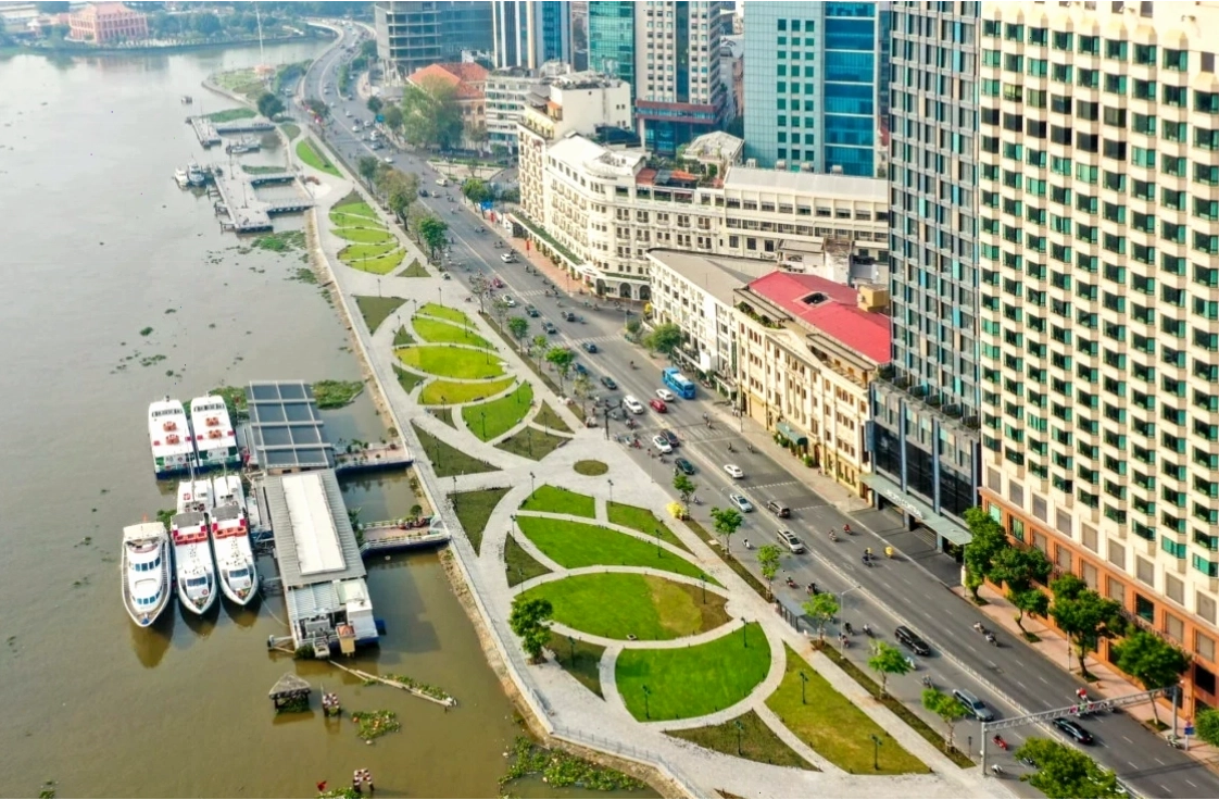 Bến Bạch Đằng gần Bến Nhà Rồng, thể hiện sự phát triển của cảng Sài Gòn