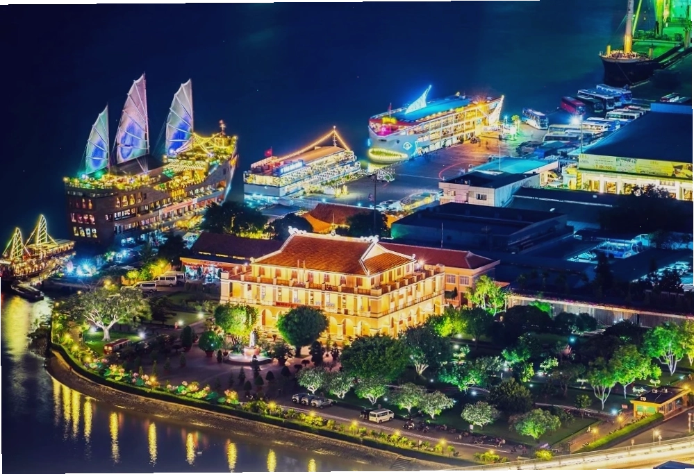 Bến Nhà Rồng Sài Gòn nhìn từ xa, thể hiện kiến trúc cổ kính