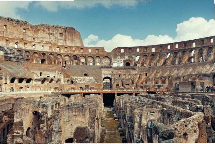 Bên trong đấu trường La Mã Colosseum với các tầng khán đài