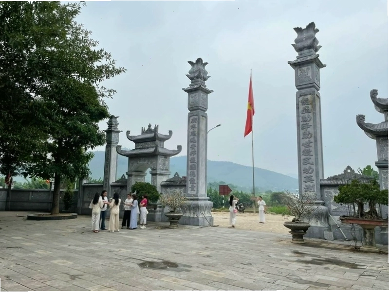 Bên trong Đền Cô Bơ với các câu đối và đồ thờ cúng