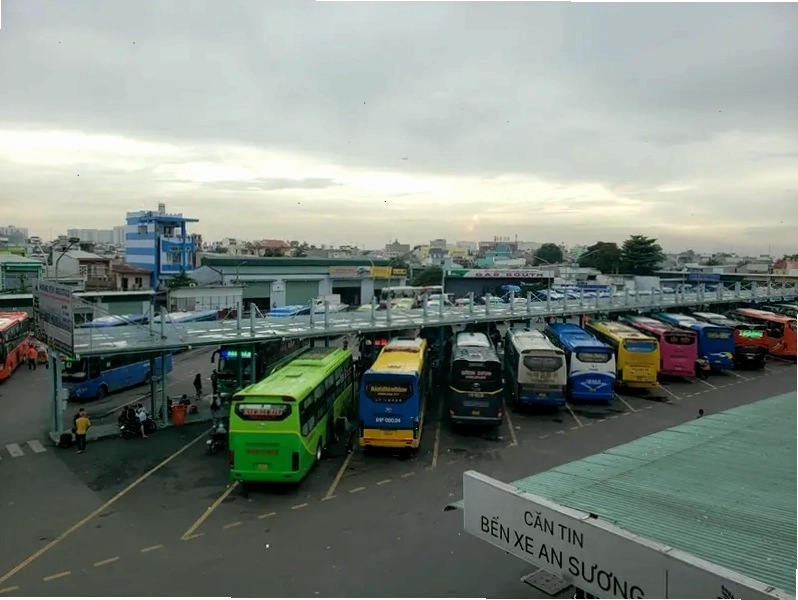 Bên trong khu vực bến xe An Sương