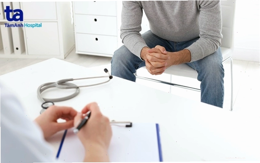 Bệnh nhân đang trao đổi với bác sĩ về tình trạng sức khỏe