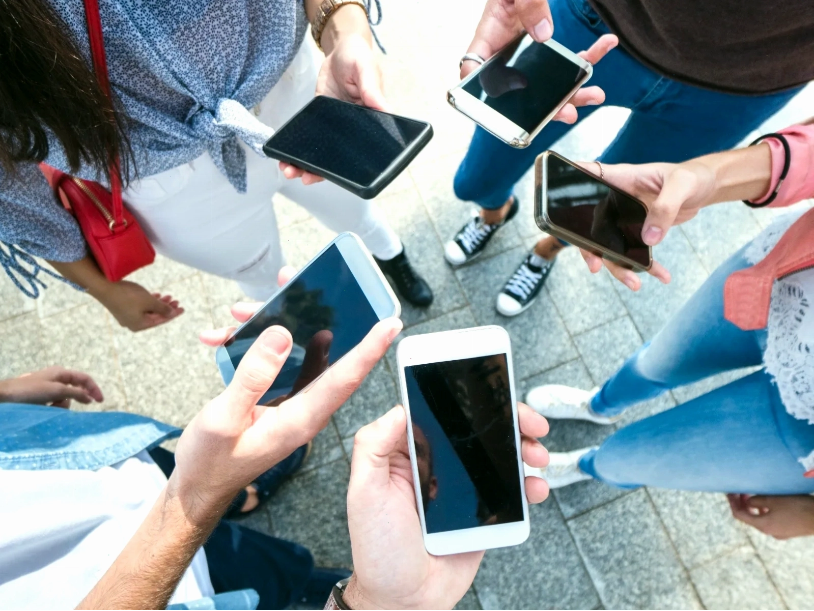Biểu đồ thể hiện sự gia tăng và các yếu tố ảnh hưởng đến việc sử dụng internet