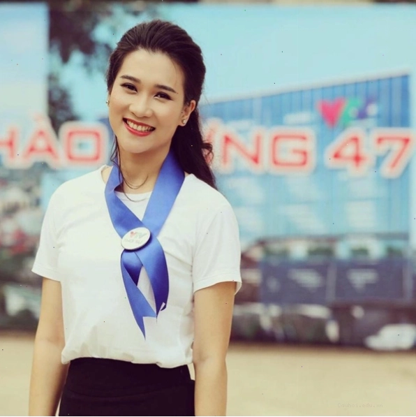 BTV Khánh Trang trong trang phục công sở thanh lịch