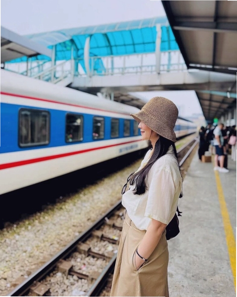 BTV Khánh Trang với phong cách trang điểm nhẹ nhàng
