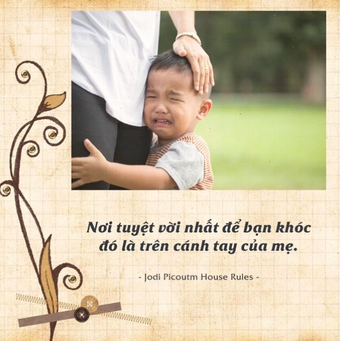 Bức ảnh chụp cận cảnh bàn tay mẹ đang chăm sóc cho bàn tay em bé