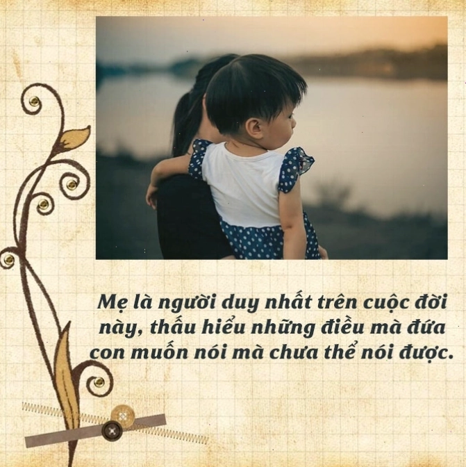 Bức ảnh chụp một người mẹ đang ôm con trai từ phía sau với khung cảnh hoàng hôn lãng mạn