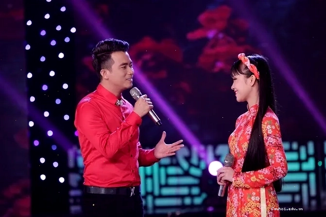 Ca sĩ Lê Sang cùng vợ và con trên trang bìa tạp chí