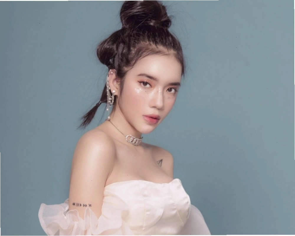 Ca sĩ Ly Ly với vẻ ngoài xinh đẹp và phong cách trẻ trung
