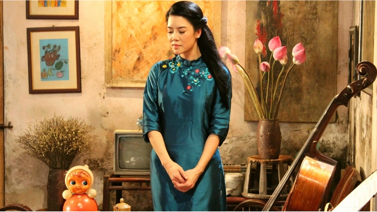 Ca sĩ Thu Phương thể hiện ca khúc trên sân khấu