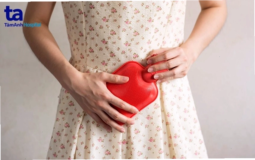 Cách giảm đau dạ dày tại nhà bằng việc nghỉ ngơi và uống nước ấm