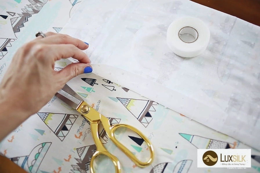 Cách làm rèm cửa handmade cắt vải
