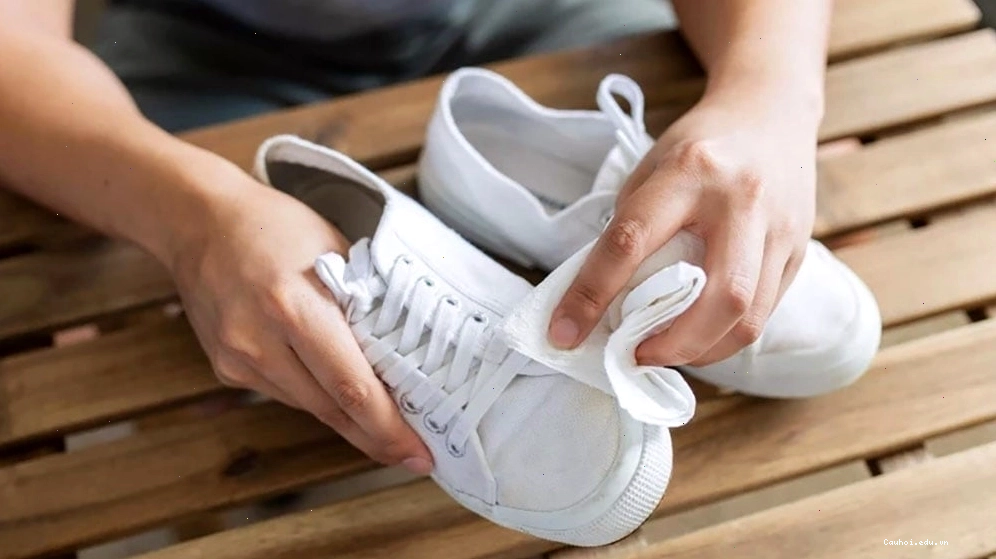 Cách làm sạch giày trắng bằng rượu trắng