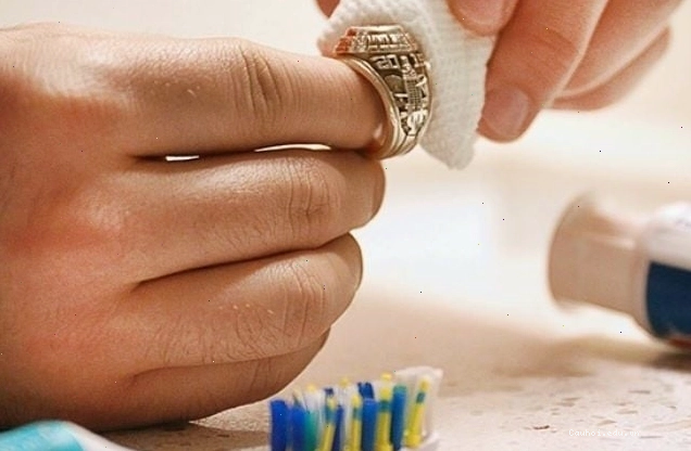 Cách làm sáng vàng bằng nước tẩy trang riêng cho trang sức