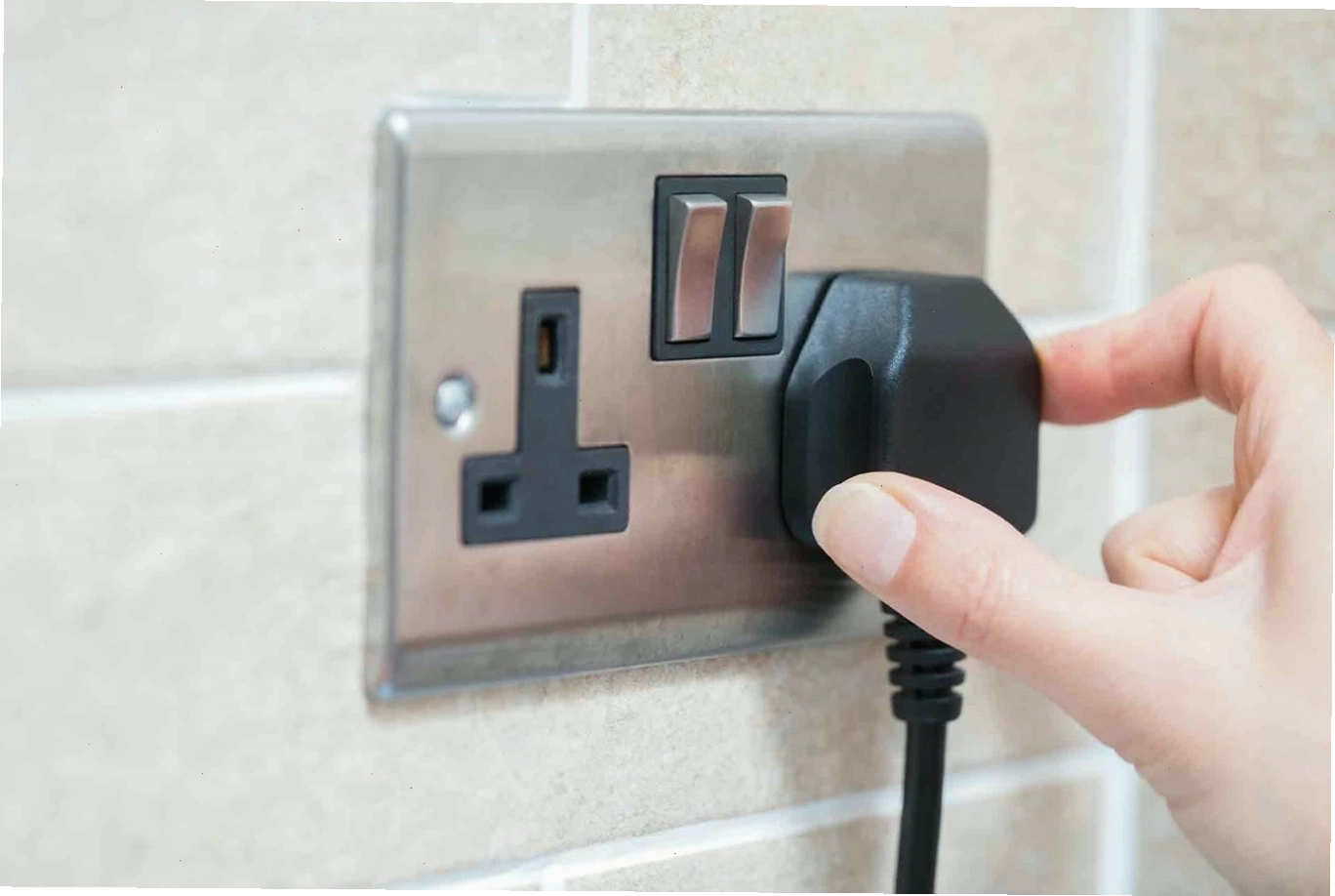 Cắm phích vào ổ điện để chuẩn bị sử dụng nồi chiên không dầu