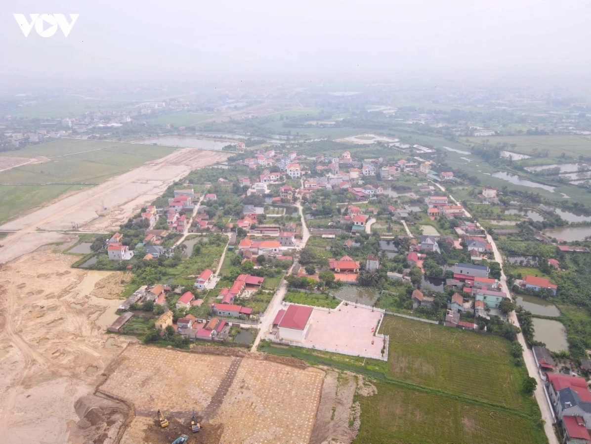 Cán bộ kỹ thuật đang kiểm tra bản vẽ tại công trường