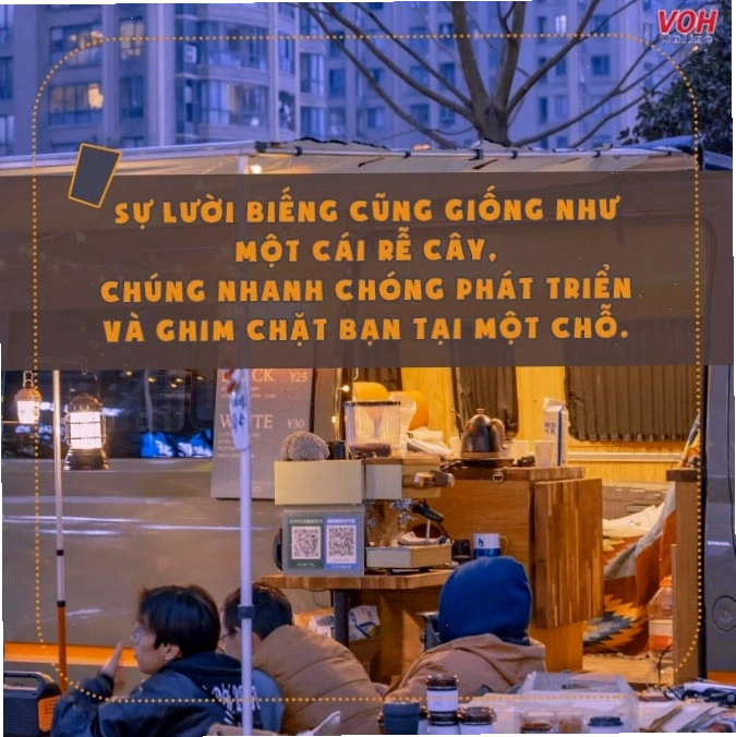 Cận cảnh bàn tay đang cố gắng nhấc tạ